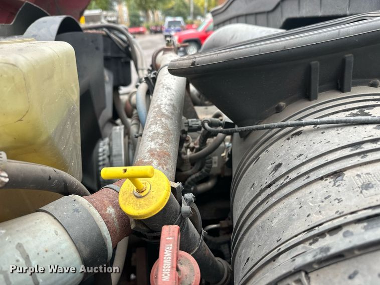 image for item EL0030 2010 International 7400 hook lift truck