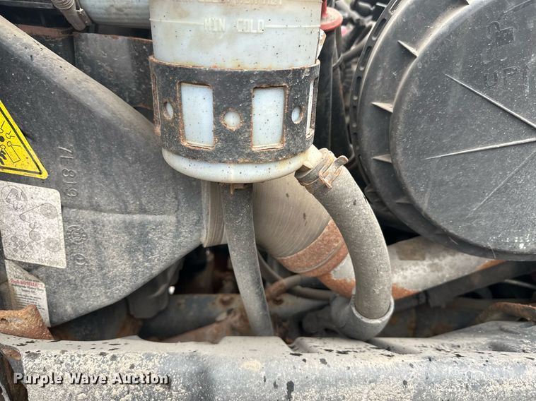 image for item EL0030 2010 International 7400 hook lift truck