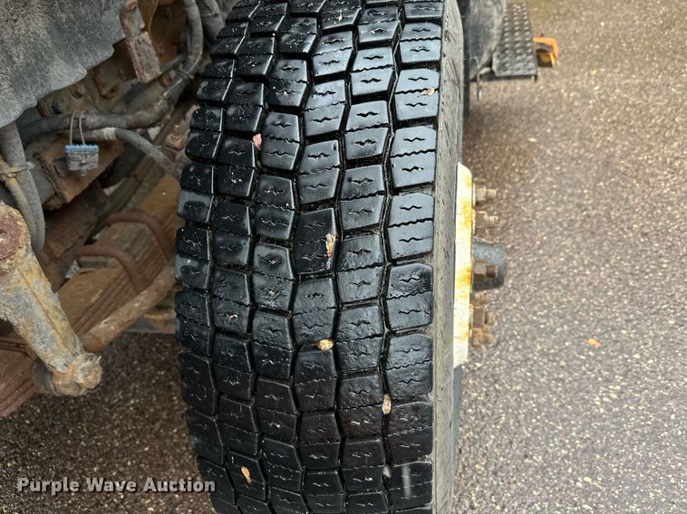 image for item EL0030 2010 International 7400 hook lift truck