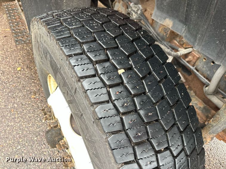 image for item EL0030 2010 International 7400 hook lift truck