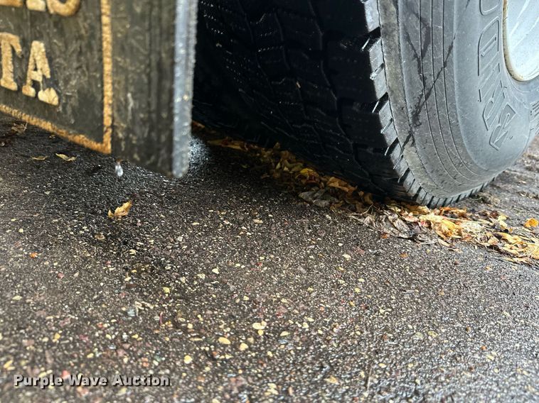 image for item EL0030 2010 International 7400 hook lift truck