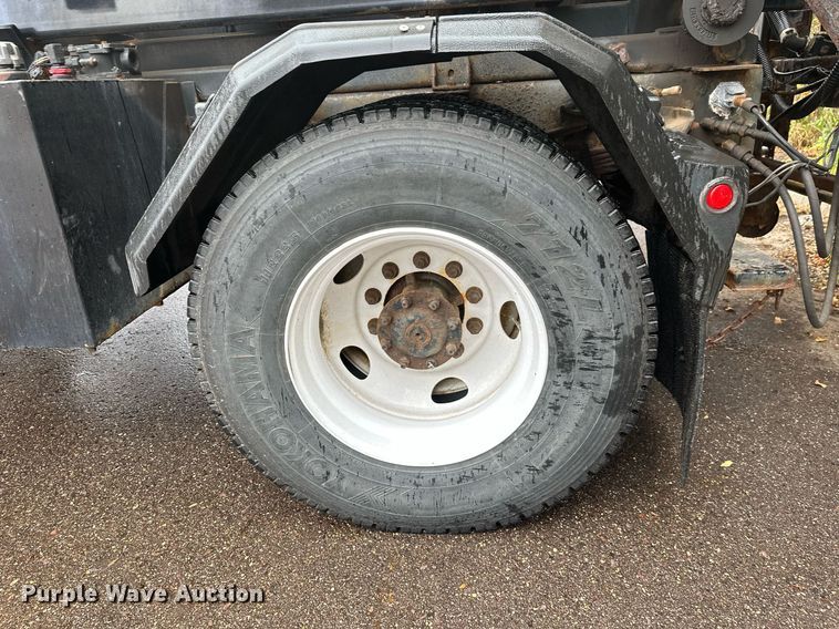 image for item EL0030 2010 International 7400 hook lift truck