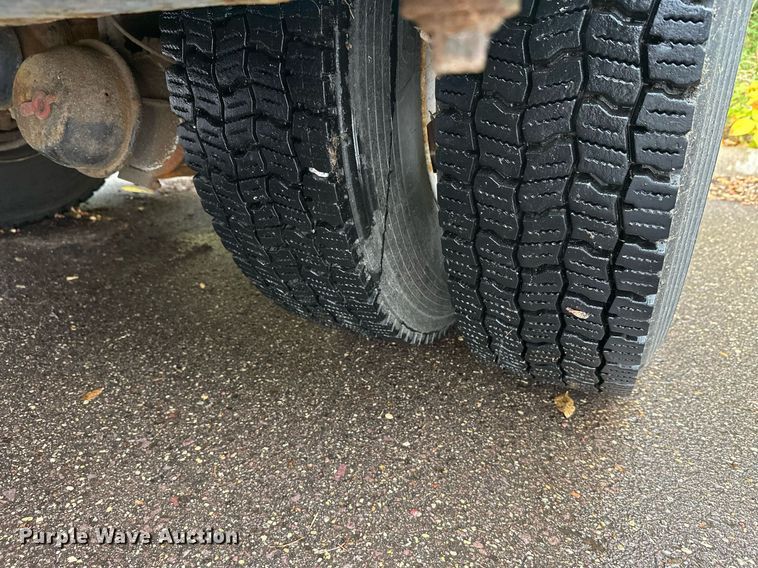 image for item EL0030 2010 International 7400 hook lift truck