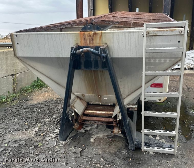 image for item EL0030 2010 International 7400 hook lift truck