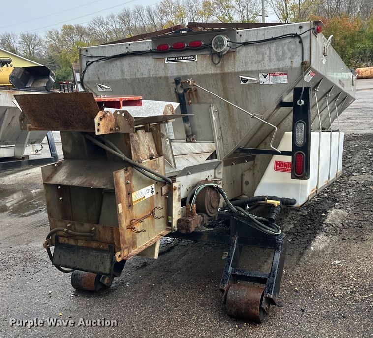 image for item EL0030 2010 International 7400 hook lift truck