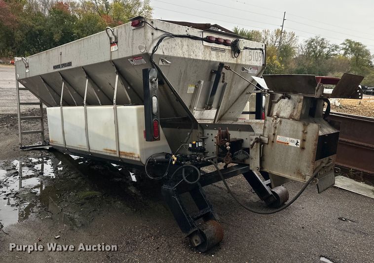 image for item EL0030 2010 International 7400 hook lift truck