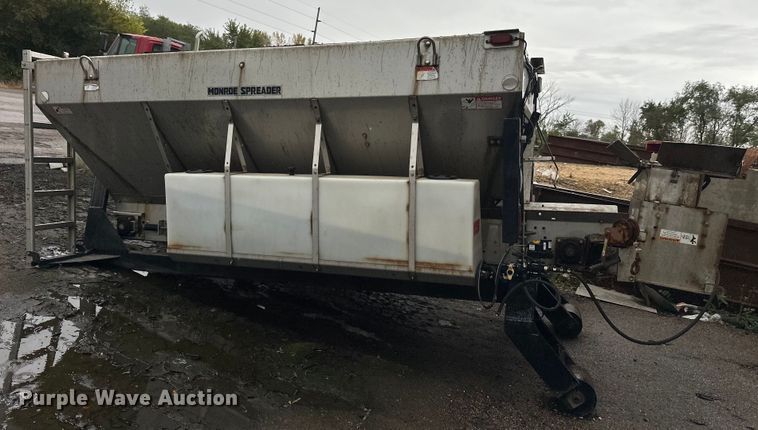 image for item EL0030 2010 International 7400 hook lift truck