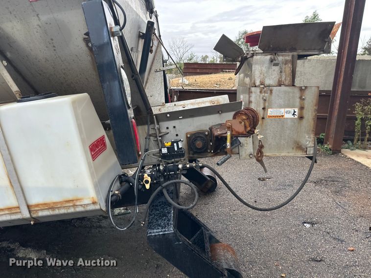 image for item EL0030 2010 International 7400 hook lift truck