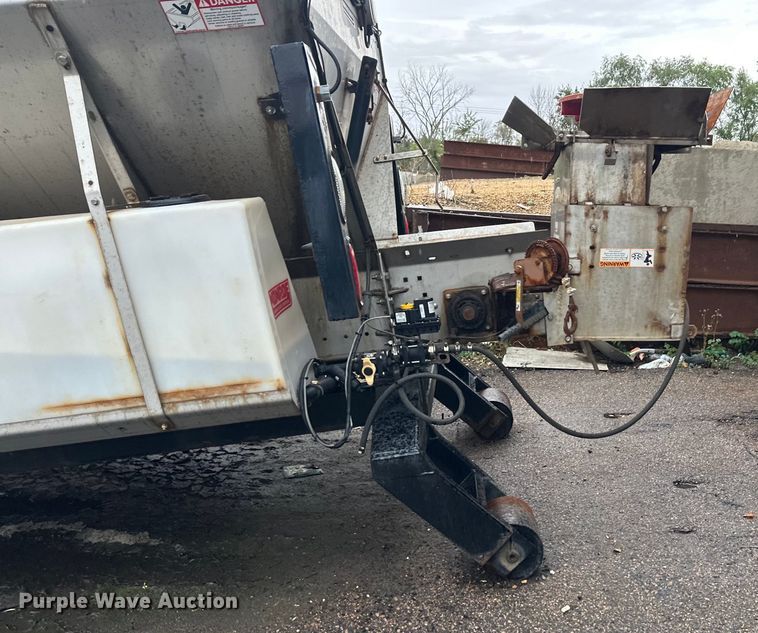 image for item EL0030 2010 International 7400 hook lift truck