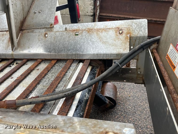 image for item EL0030 2010 International 7400 hook lift truck