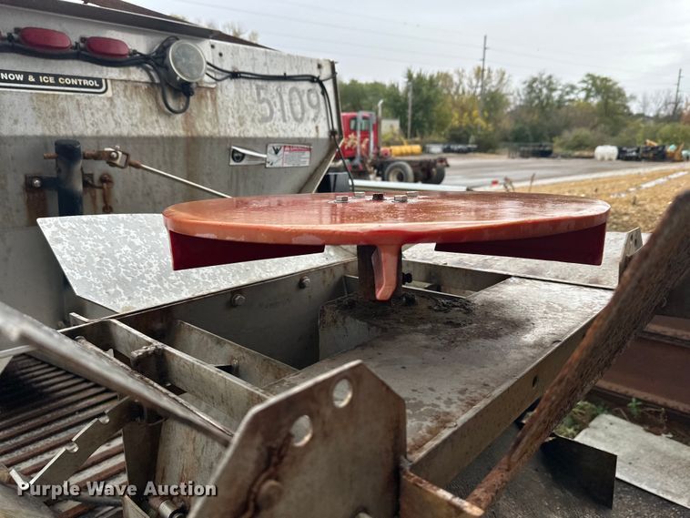 image for item EL0030 2010 International 7400 hook lift truck