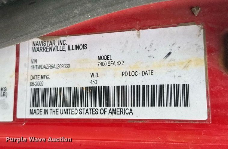 image for item EL0030 2010 International 7400 hook lift truck