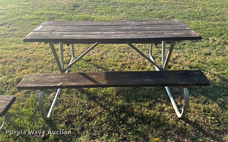 image for item EM2441 (10) picnic tables
