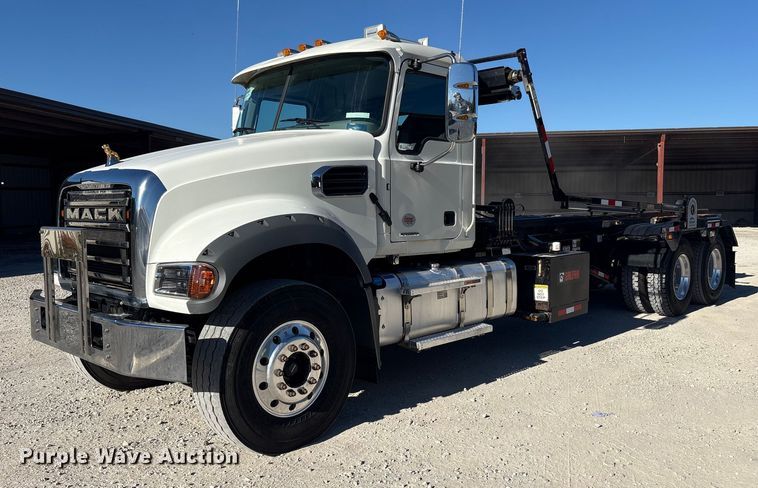 2025 Mack Gr64F Roll-Off Container Truck VIN: 1M2GR3GCXSM044651 Lot: 999320248