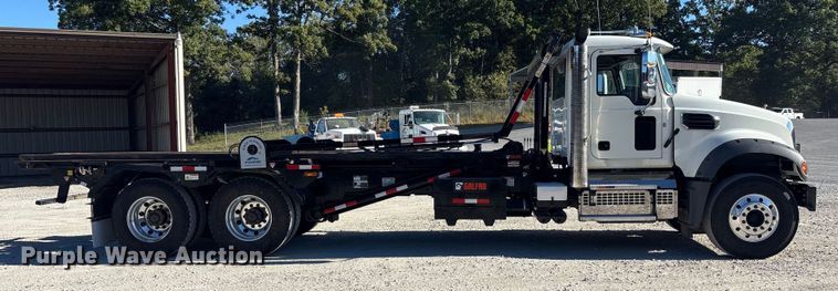 image for item EM6122 2025 Mack GR64F roll-off container truck