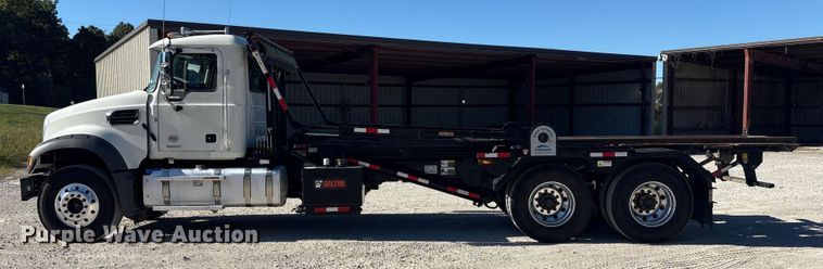 image for item EM6122 2025 Mack GR64F roll-off container truck