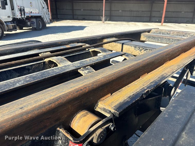 image for item EM6122 2025 Mack GR64F roll-off container truck