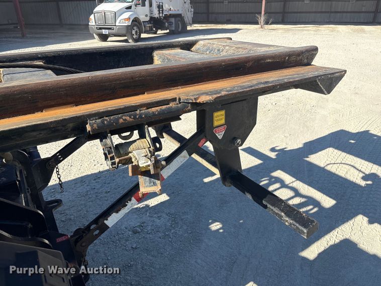 image for item EM6122 2025 Mack GR64F roll-off container truck