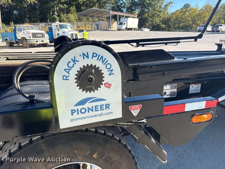 image for item EM6122 2025 Mack GR64F roll-off container truck