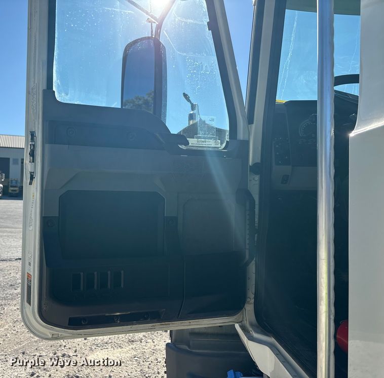 image for item EM6122 2025 Mack GR64F roll-off container truck