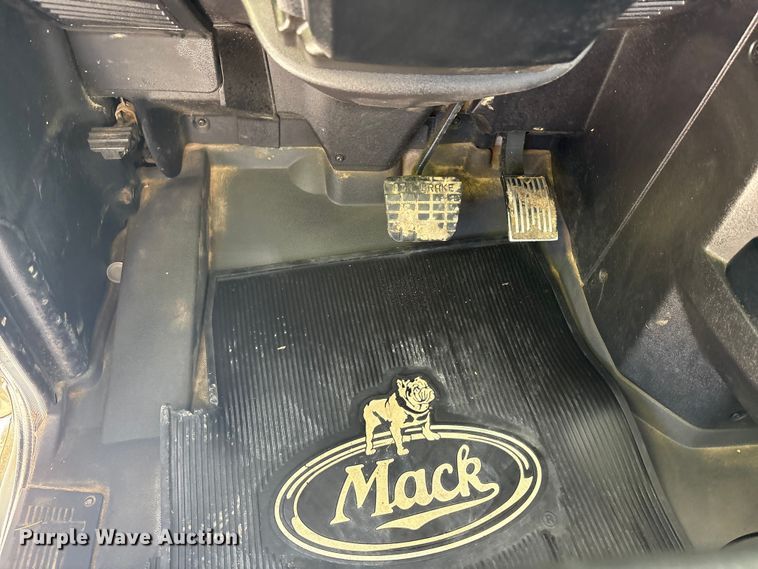 image for item EM6122 2025 Mack GR64F roll-off container truck