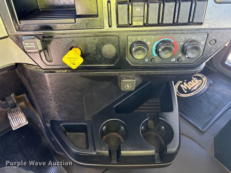 image for item EM6122 2025 Mack GR64F roll-off container truck