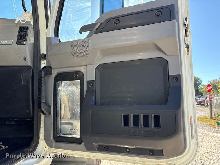 image for item EM6122 2025 Mack GR64F roll-off container truck