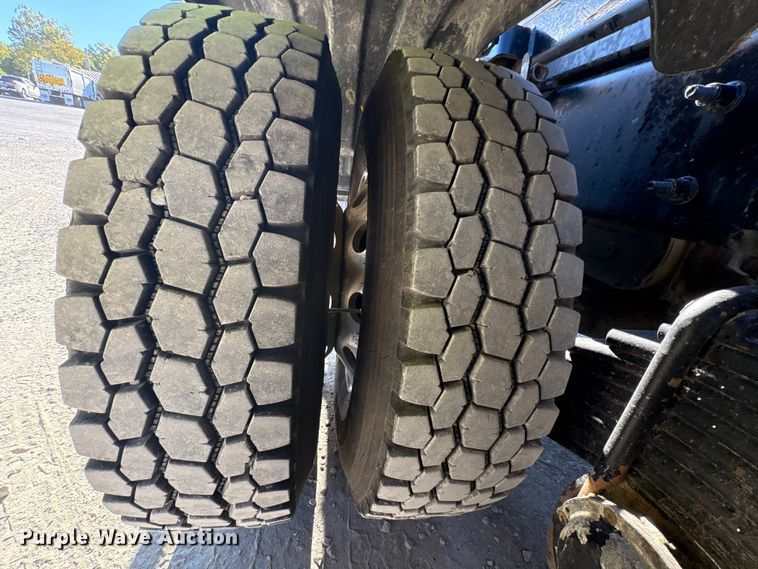 image for item EM6122 2025 Mack GR64F roll-off container truck