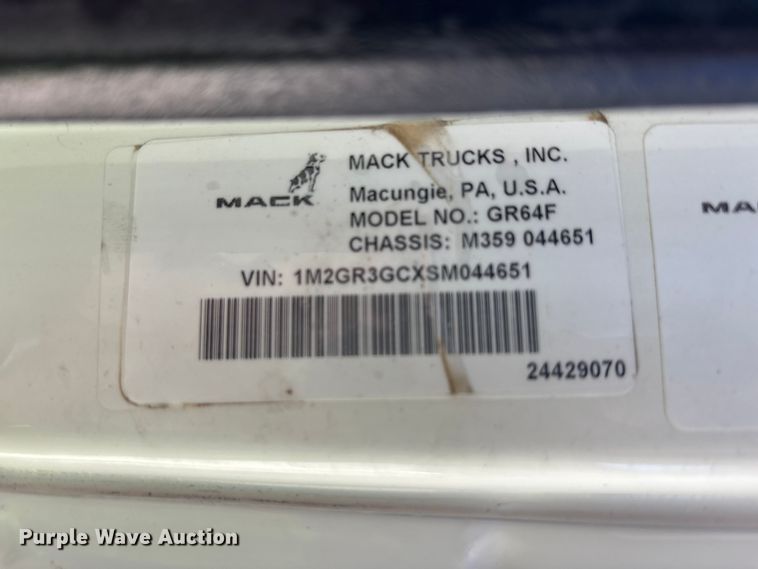image for item EM6122 2025 Mack GR64F roll-off container truck