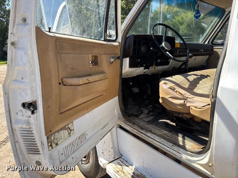 image for item EM8177 1986 Chevrolet C70 truck cab and chassis