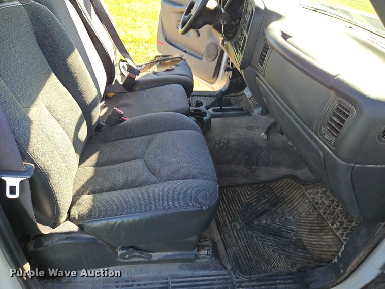 image for item EO4730 2006 Chevrolet Silverado 1500 pickup truck