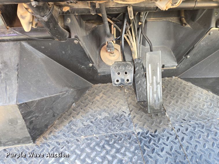 image for item ES2523 2006 Kawasaki Mule 3010 utility vehicle