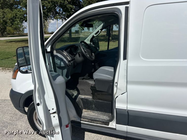 image for item ET3283 2018 Ford Transit 250 van