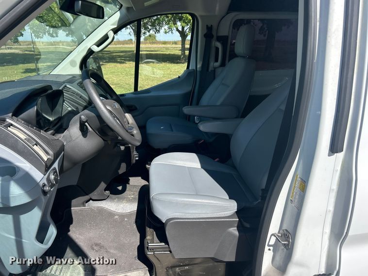 image for item ET3283 2018 Ford Transit 250 van