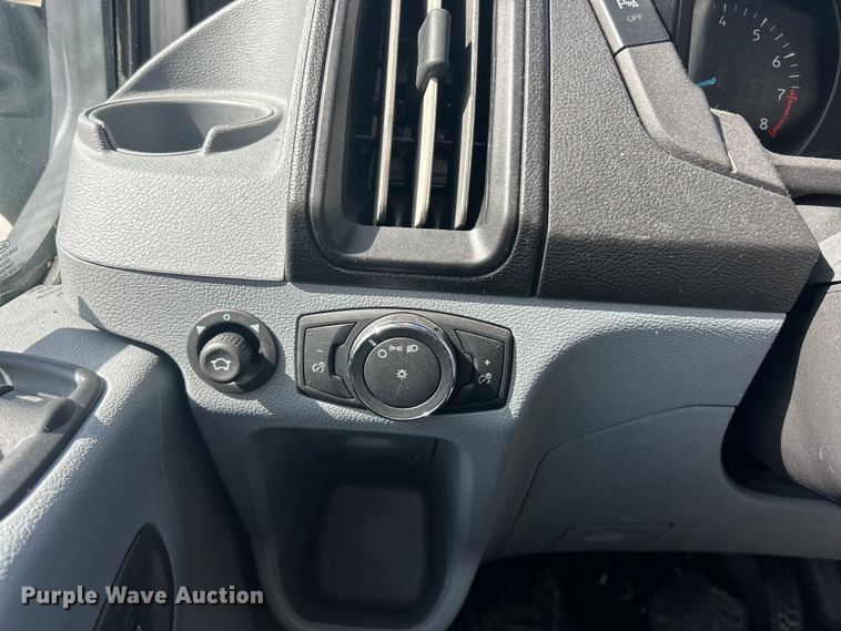 image for item ET3283 2018 Ford Transit 250 van