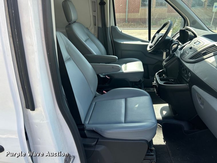 image for item ET3283 2018 Ford Transit 250 van