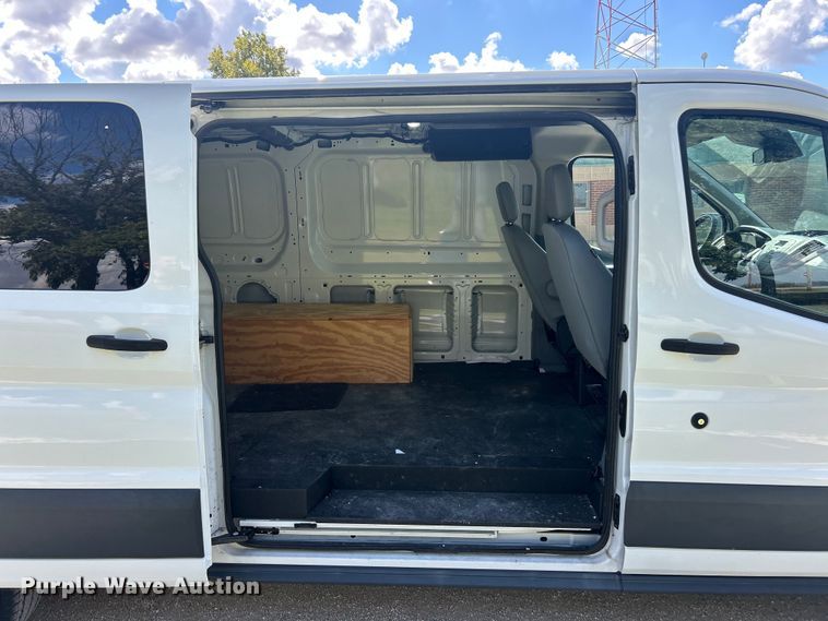 image for item ET3283 2018 Ford Transit 250 van