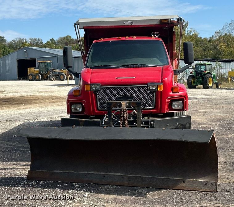 image for item ET3374 2005 Chevrolet C8500 dump truck