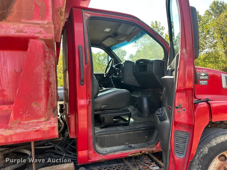 image for item ET3374 2005 Chevrolet C8500 dump truck