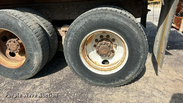 image for item ET3374 2005 Chevrolet C8500 dump truck