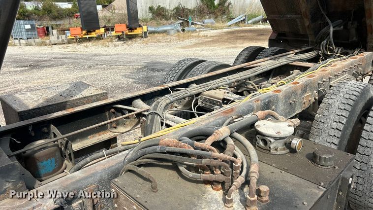 image for item ET3375 2010 International SF525 dump truck