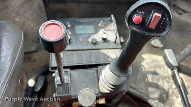 image for item ET3375 2010 International SF525 dump truck