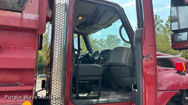 image for item ET3375 2010 International SF525 dump truck