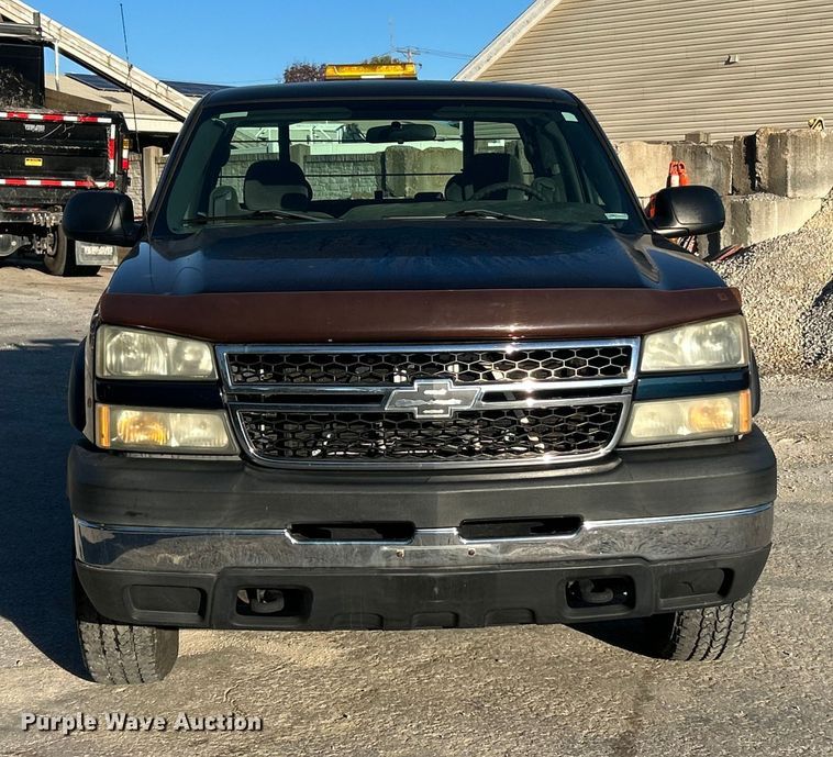 image for item ET3383 2006 Chevrolet Silverado 2500 HD Ext. Cab pickup truck