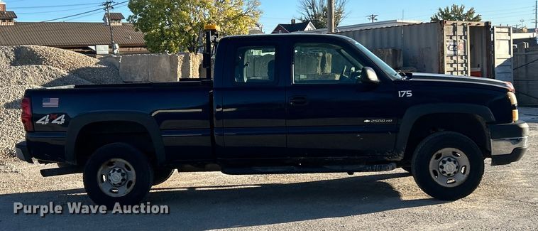 image for item ET3383 2006 Chevrolet Silverado 2500 HD Ext. Cab pickup truck