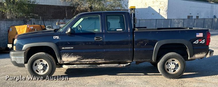 image for item ET3383 2006 Chevrolet Silverado 2500 HD Ext. Cab pickup truck