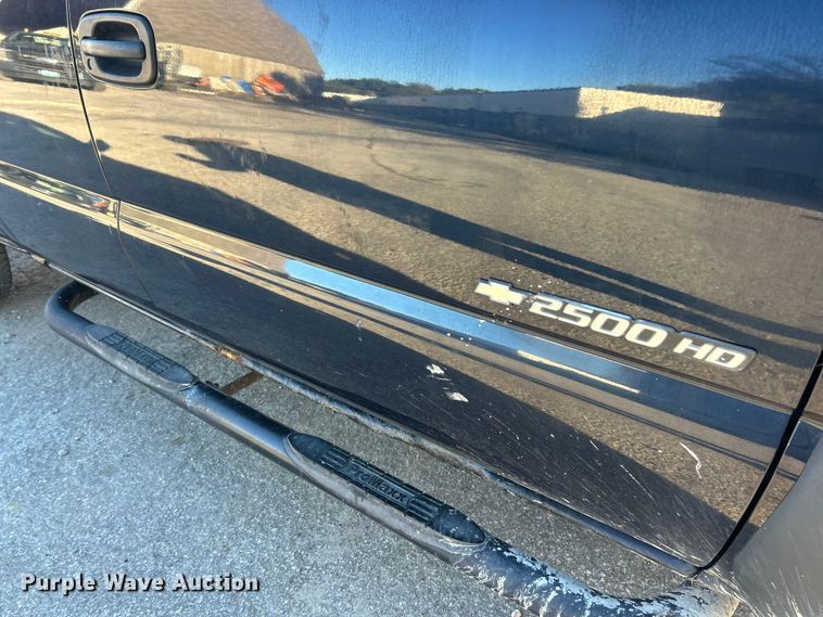 image for item ET3383 2006 Chevrolet Silverado 2500 HD Ext. Cab pickup truck