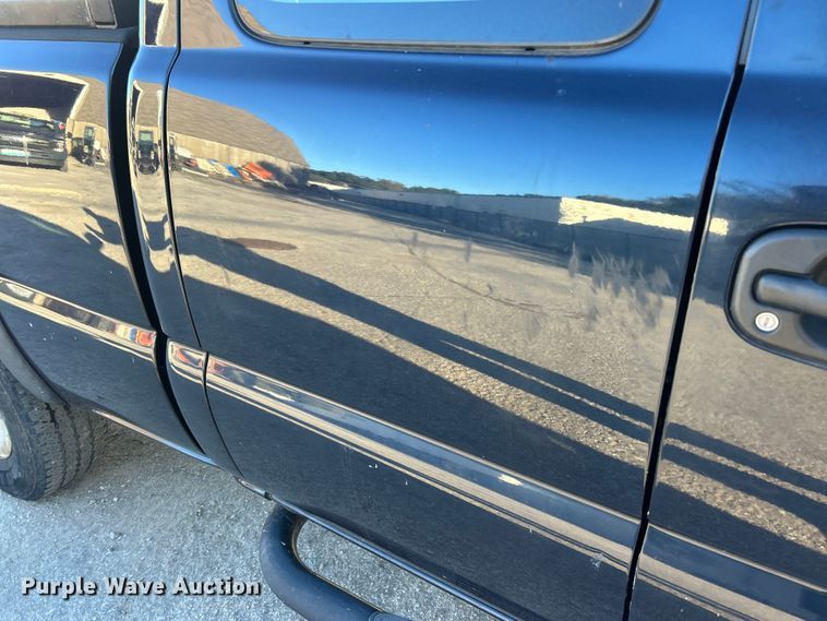 image for item ET3383 2006 Chevrolet Silverado 2500 HD Ext. Cab pickup truck