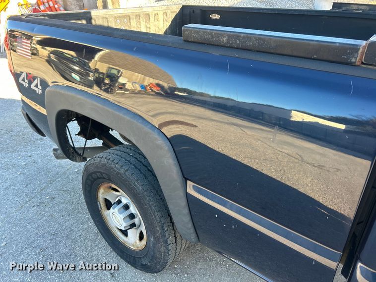image for item ET3383 2006 Chevrolet Silverado 2500 HD Ext. Cab pickup truck