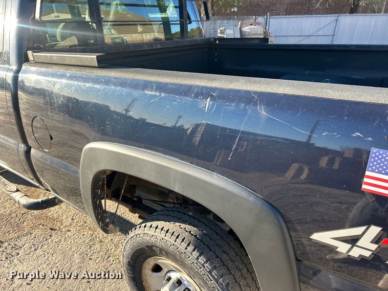 image for item ET3383 2006 Chevrolet Silverado 2500 HD Ext. Cab pickup truck